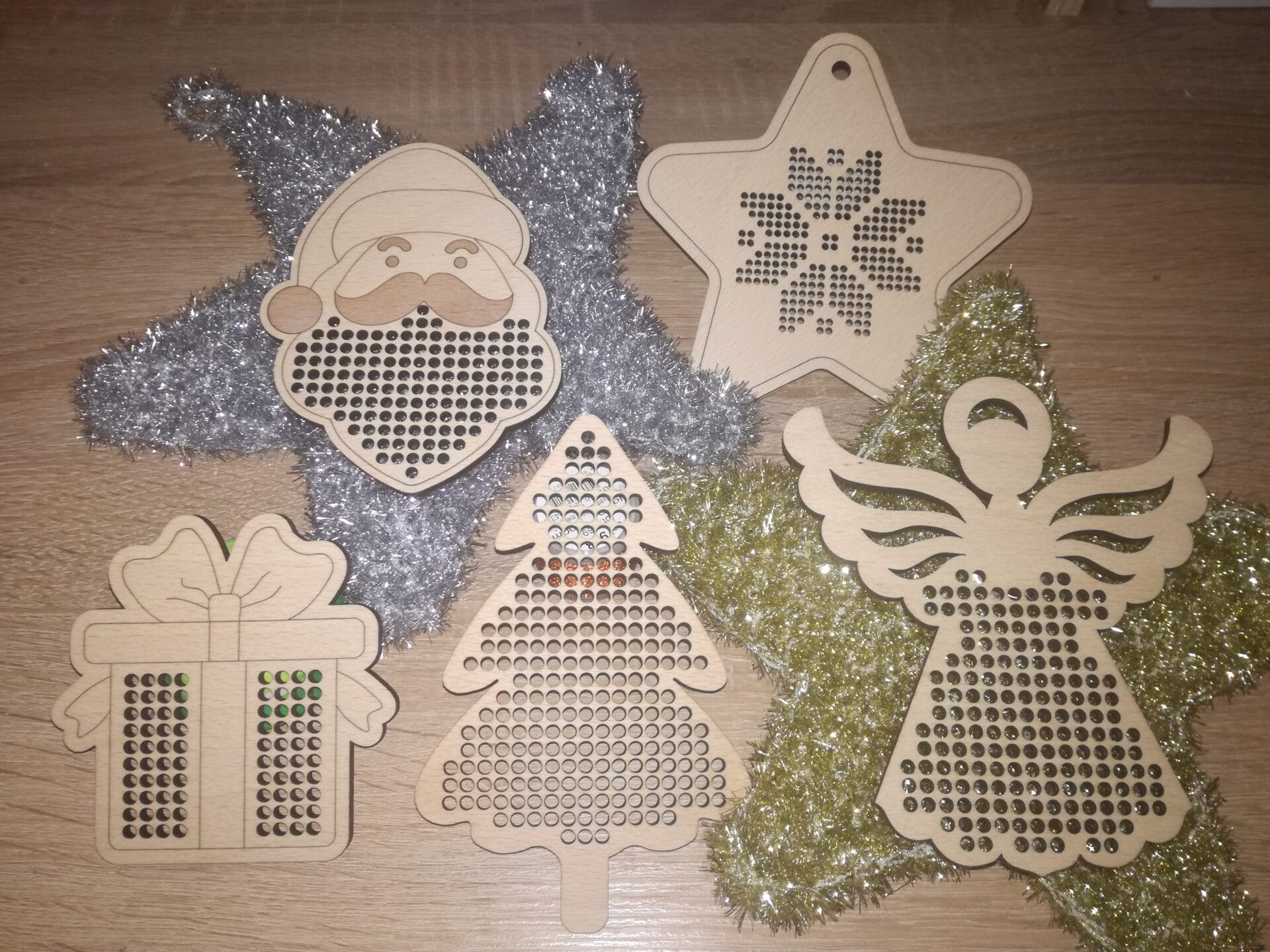 Kreuzstichplatte für Kinder aus Holz mit weihnachtlichen Motiven